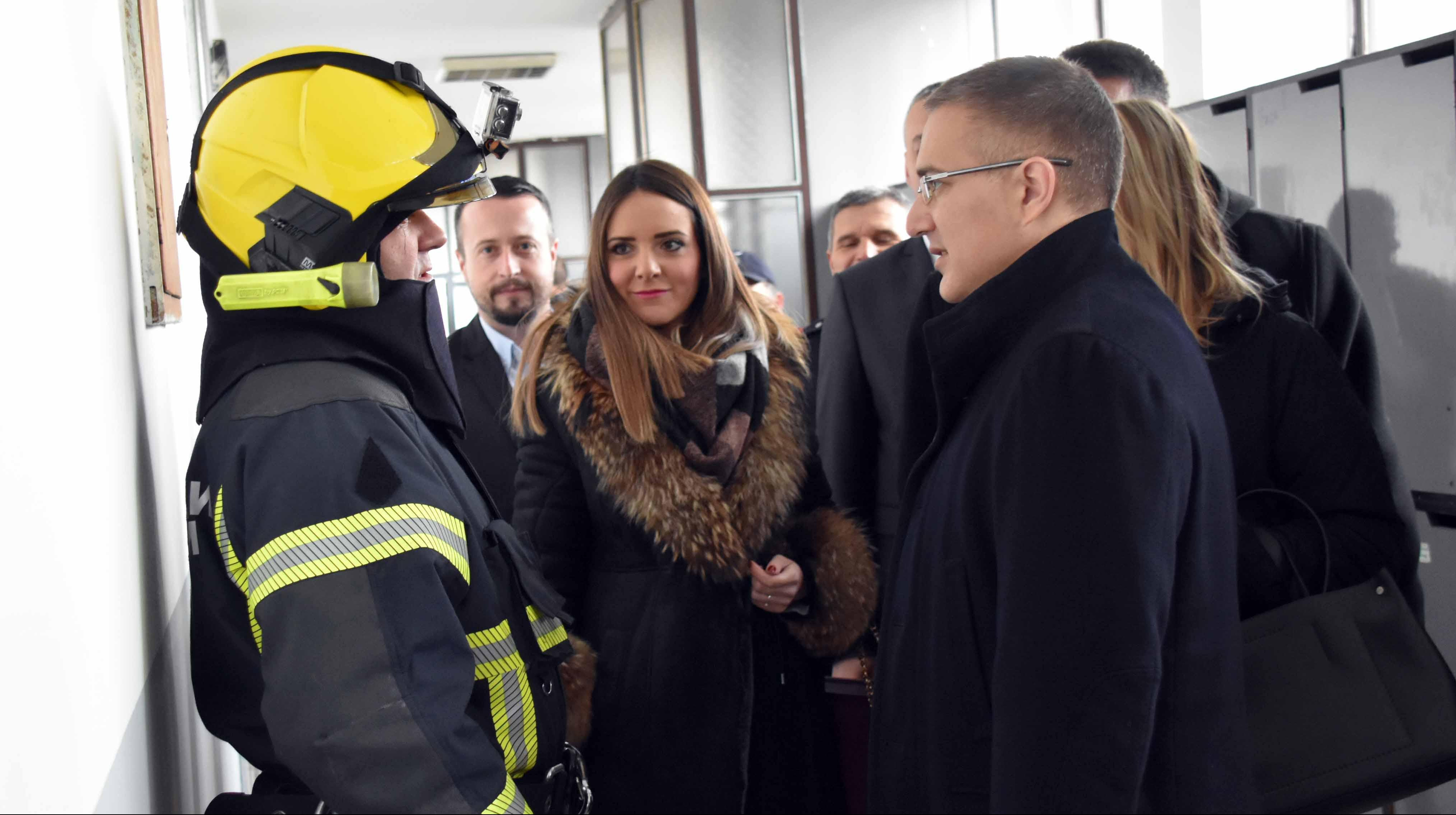 (FOTO) STEFANOVIĆ S BUDUĆIM VATROGASCIMA: Tokom ove godine primićemo oko 150 vatrogasaca-spasilaca na teritoriji čitave Srbije!